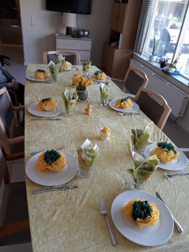 påskepyntede borde med gule duge og pynt 