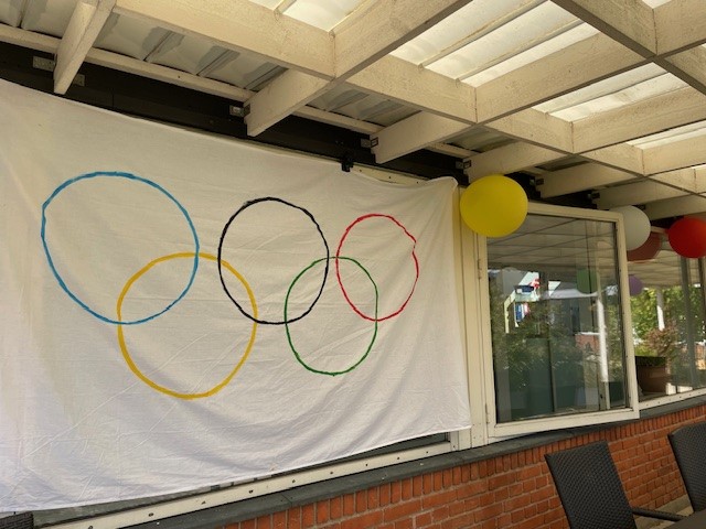 Der er pyntet med banner med de olympiske ringe og balloner