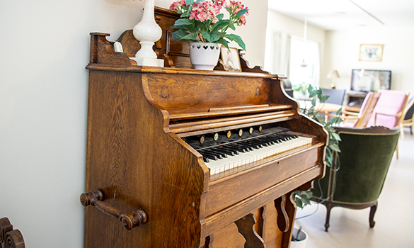 Klaver i opholdsstue på Nordhøj. Foto: Kenneth Jensen, Frederikssund Kommune.