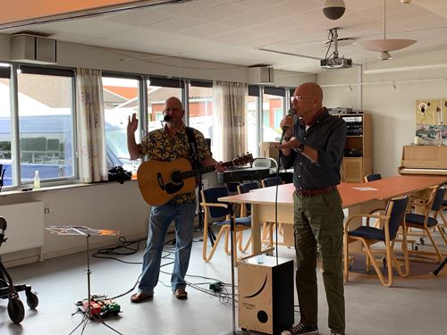 Shubiduo: to mænd spiller guitar og synger i cafeen på Solgården