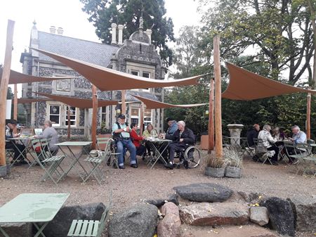 beboere fra Solgården og personale nyder frokost udendørst i Knuthenborg 