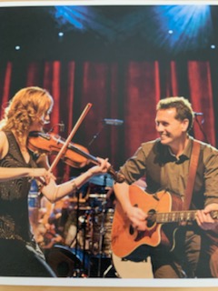 Jane & Shane underholder på violin og guitar Jane & Shane underholder på violin og guitar