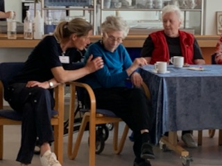 Personale og beboere i cafeen på Solgården Personale og beboere i cafeen på Solgården