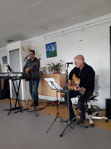 Birger og Niels underholdt med sang og guitar