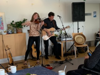 Jane & Shane underholder på violin og guitar i cafeen på Solgården