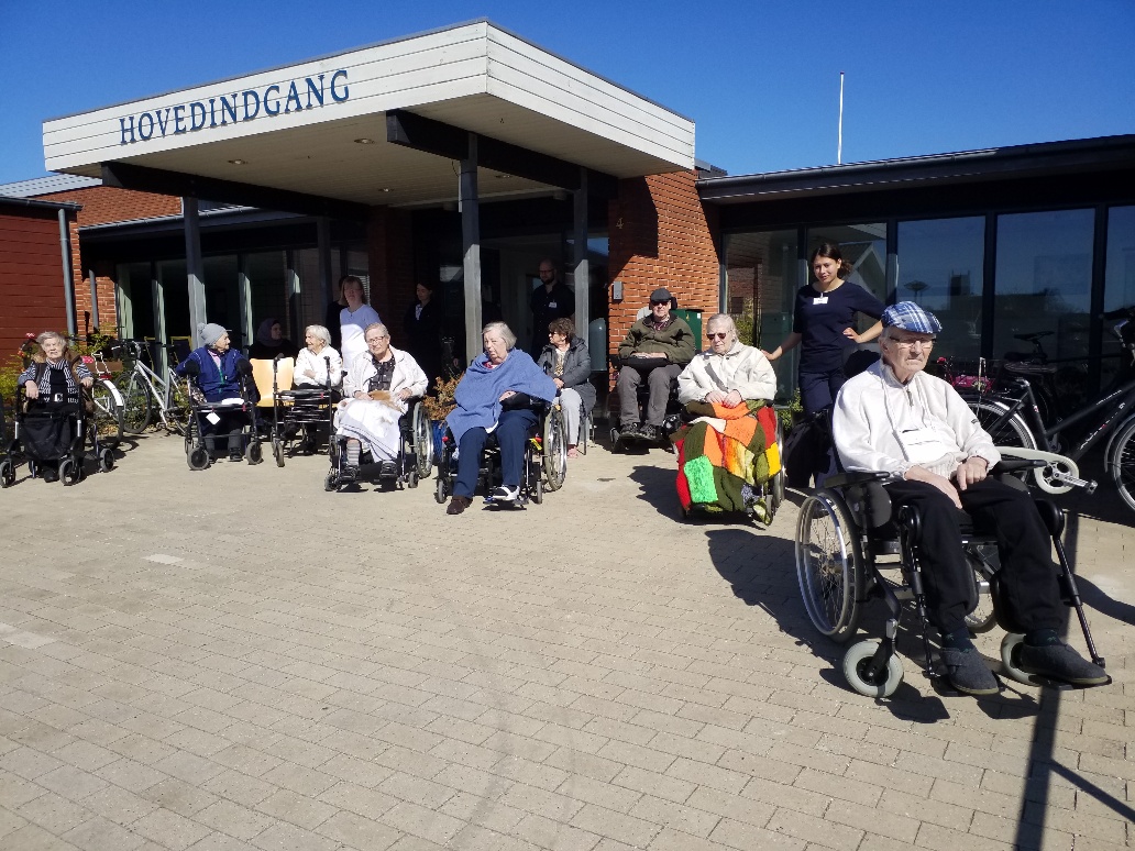 beboere foran Solgårdens hovedindgang ifm. udendørs koncert i coronatiden beboere foran Solgårdens hovedindgang ifm. udendørs koncert i coronatiden