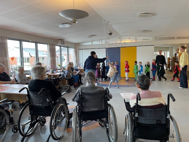 tøndeslagning i cafeen tøndeslagning i cafeen