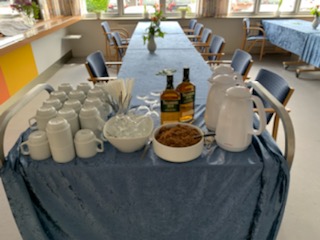 Der er dækket op til Irish coffee og knas Der er dækket op til Irish coffee og knas