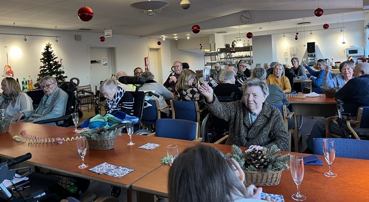 nytåret skåles ind med beboere og pårørende i cafeen på Solgården